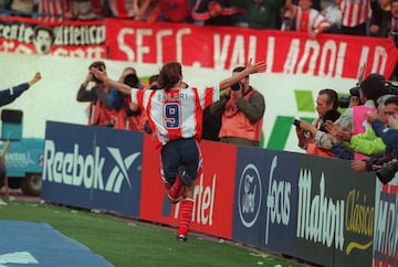 El argentino llegó como una promesa al Vicente Calderón. Tras descender a Segunda el club rojiblanco, Solari no se fue muy lejos y firmó por el Real Madrid. Actualmente es embajador del club blanco.