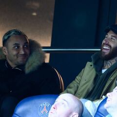 Keylor Navas es sorprendido viendo al PSG en el Parque de los Príncipes