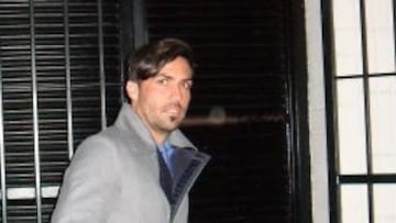 PETICIÓN DE QUIQUE. Mario Rosas, ayer, justo antes de entrar a las oficinas del Rico Pérez.