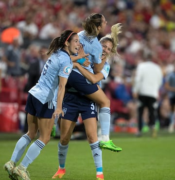 Las españolas celebran el 0-1 de Marta Cardona.