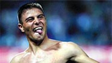 <B>EN ÉXTASIS</B>. Joaquín se exhibió en todos los sentidos, después de marcar su golazo se quitó la camiseta y celebró con la hinchada la jugada.