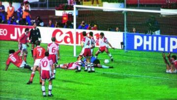 Tras el gol de Larsen, Witschge sacó un córner que peinó Gullit y Rijkaard recogió un rebote para rematar raso e igualar de nuevo. 