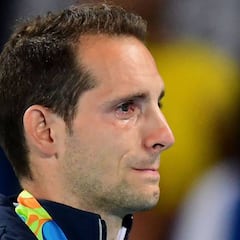 Lavillenie fue abucheado en el podio y rompió a llorar