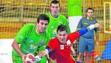 <b>CONCENTRADO. </b>Prieto se lanza a por un balón ante Pacheco.