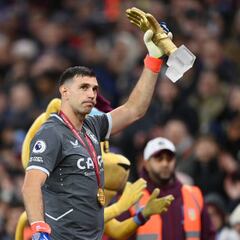 El Dibu regresa entre aplausos a Villa Park