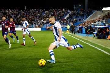 
El lateral del Leganés ha sido uno de los mejores de la plantilla esta temporada. Sus subidas por la banda permitían al equipo salir ante rivales que le complicaban los resultados al recién ascendido a Primera. Sin duda, es uno de los jugadores que mayor rendimiento ha tenido esta campaña.
