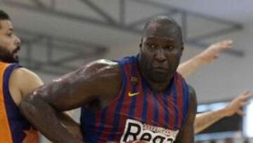 <b>POTENCIA FÍSICA. </b>Jawai supera en la Supercopa a Faverani.