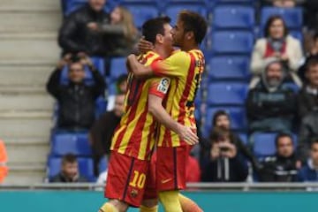 Messi celebrando con Neymar después de anotar el gol 0-1 para el Barcelona