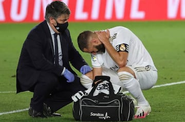 Benzema sufrió un fuerte golpe en las cervicales al final de la primera parte contra el Alavés.