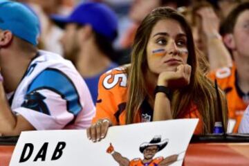 Esta señorita era el plan C por si lo de Trevor Siemian tampoco salía bien. Lo importante era que Paxton Lynch no juegue. Al final Travor no lo hizo tan mal y esta pobre se quedo con esta carita en la grada. Mejor que Mark Sanchez seguro que es la muchacha.