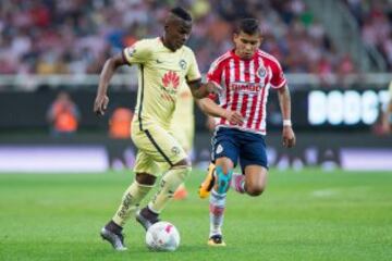Darwin Quintero controla el balón.