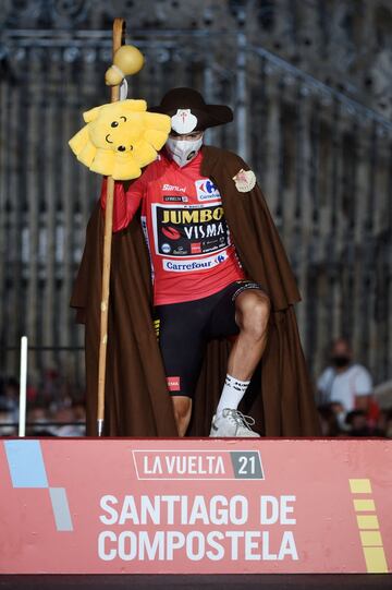 Primoz Roglic en el podio, vestido de peregrino. 