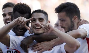 El delantero francés del Sevilla FC, Wissam Ben Yedder, celebra su gol anotado ante el Atlético de Madrid