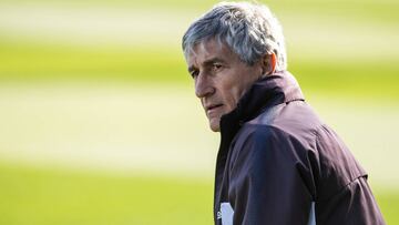 Setién, en un entrenamiento del Barça.