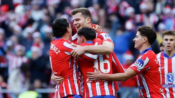 Los jugadores del Atlético celebran con Sorloth el tanto del triunfo ante el Getafe.