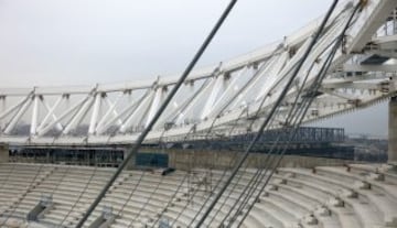 Imágenes de los últimos trabajos en la colocación del cableado desde las gradas del Wanda Metropolitano antes del momento clave; el izado del anillo de tracción