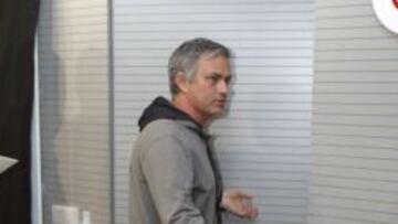 SALIDA. Mourinho, abandonando la sala de prensa de Valdebebas.