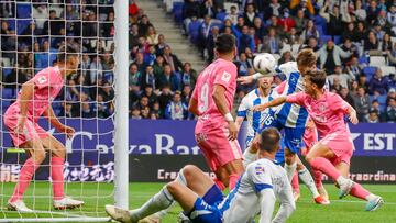 De espaldas, con el 9, Ángel, del Tenerife.