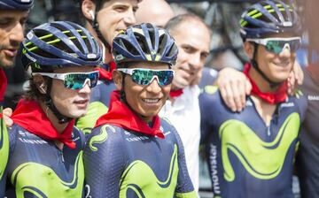 El equipo Movistar celebra el Día de San Fermín vistiendo los tradicionales pañuelos rojos al cuello.