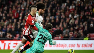 (From L) Athletic Bilbao's Spanish midfielder Oihan Sancet vies with Osasuna's Spanish defender Aridane and Osasuna's Spanish goalkeeper Aitor Fernandez during the Spanish League football match between Athletic Club Bilbao and CA Osasuna at the San Mames stadium in Bilbao on January 9, 2023. (Photo by ANDER GILLENEA / AFP)