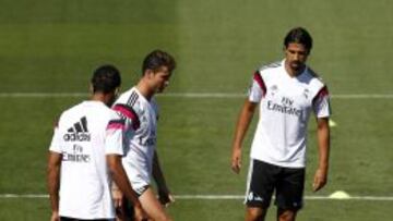 Khedira, Ronaldo y Varane, en el entrenamiento previo a la Supercopa.