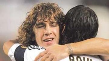 <b>BUEN CONTRATO.</b> Puyol firmó el contrato que le presentó Gaspart y que le permite ganar ahora 5,3 millones de euros brutos y un plus de 24.052 por partido jugado.