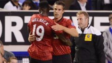 Fellaini amarga el debut a Van Persie y del Manchester United