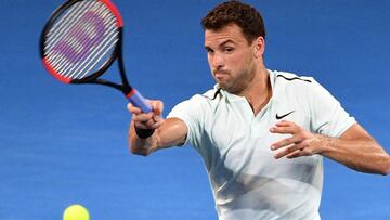 Grigor Dimitrov devuelve una bola ante Kyle Edmund durante su partido de cuartos de final del Brisbane International.