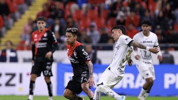 Raymundo Fulgencio (L) of Atlas fights for the ball with Leonardo Suarez (R) of pumas during the 9th round match between Atlas and Pumas UNAM as part of the Torneo Clausura 2024 Liga BBVA MX at Jalisco Stadium on February 14, 2024 in Guadalajara, Jalisco, Mexico.