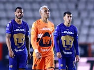 Soccer Football - Liga MX - Play In - Pachuca v Pumas UNAM - Estadio Hidalgo, Pachuca, Mexico - November 20, 2025 Pumas UNAM's Keylor Navas and teammates look dejected after the match REUTERS/Eloisa Sanchez
