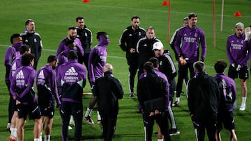Ancelotti, en un momento del entrenamiento en Riad.
