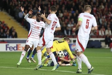 El portero del Brest, Marco Bizot, derriba a Robert Lewandowski tras una mala salida.