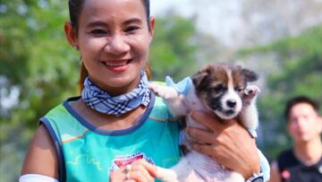 Khemjira Klongsanun posa con el perrito que encontró abandonado durante un maratón en Tailandia.