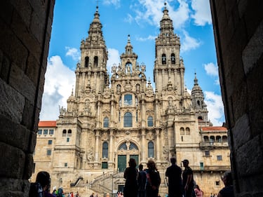 La torre norte de la catedral compostelana mide 75 metros de altura. Durante su construcción (1075-1211) fue el edificio más alto de Europa. 
