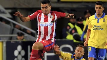 El delantero argentino del Atl&eacute;tico de Madrid &Aacute;ngel Correa (i) escapa de Dani Castellano (c), de la UD Las Palmas, durante el partido de ida de los octavos de final de la Copa del Rey disputado esta noche en el estadio de Gran Canaria en Las Palmas. 