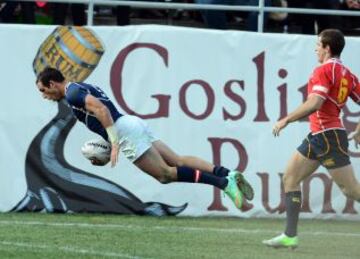 Test Zack de Estados Unidos se sumerge en la zona a tratar de anotar por delante de Ignacio Contardi de España durante el torneo de Sevens Rugby en el Sam Boyd Stadium en Las Vegas, EEUU.