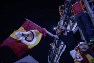 Fan芍ticos del equipo Galatasaray celebran, la Superliga de Campeones de Turqu赤a, en Estambul (Turqu赤a). El Galatasaray logr車 su vig谷simo t赤tulo de campe車n de la Liga turca, tras el empate (2-2) cosechado hoy por el Fenerbahce, segundo clasificado, en su visita al campo del Istanbul Basaksehir.