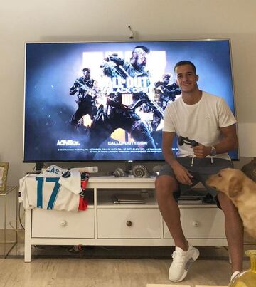 Lucas Vázquez como muchos de sus compañeros disfruta de los videojuegos. 