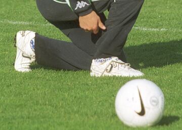 El 'boom' de las botas blancas del delantero nacido en Getafe hizo de trampol¨ªn de ventas de la marca espa?ola de ropa deportiva. Posteriormente Fernando Morientes las volver¨ªa a poner de moda pero esta vez de color rojo.