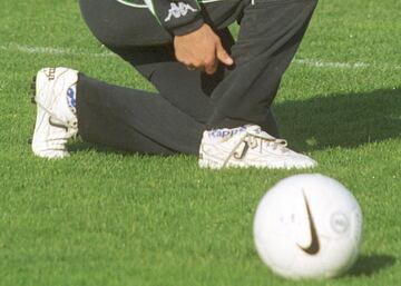 El 'boom' de las botas blancas del delantero nacido en Getafe hizo de trampolín de ventas de la marca española de ropa deportiva. Posteriormente Fernando Morientes las volvería a poner de moda pero esta vez de color rojo. 