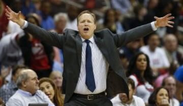 Mike Budenholzer da instrucciones a sus jugadores en un triunfo que pone definitivamente patas arriba el Pacers-Hawks. Los de Indiana, en problemas serios.