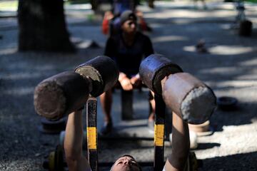 Este gimnasio al aire libre en Caracas est construido con cemento, barras y otros materiales reciclados.