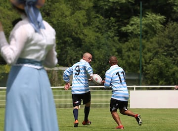 Actores con trajes de época durante el  partido de conmemoración de la unión de rugby entre los equipos Stade Francais y Racing Club de France en el estadio Christophe Dominici en París, mientras recrean la primera final de 1892. - El primer título de Los campeones de la unión francesa de rugby se otorgó en 1892 y fue arbitrado por Baron de Coubertin, el equipo ganador recibe el Bouclier de Brennus, el famoso trofeo otorgado desde ese año.