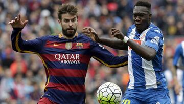 Piqué, ante Caicedo.