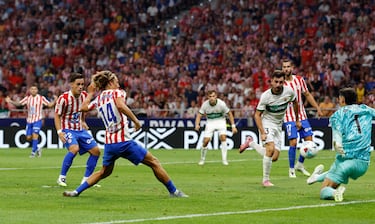 Sobre el final, Marcos Llorente también tuvo una oportunidad manifiesta de gol, pero el balón, que impactó con el exterior del pie, se fue por el lateral de la portería. 