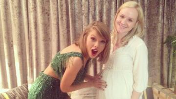 La cantante Taylor Swift con su fan Stephani embarazada, la fan a la que ayudó a comprarse una casa.