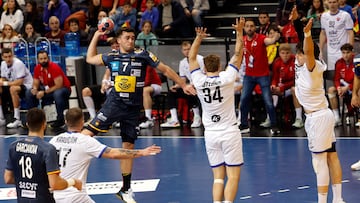 Jan Gurri lanza a portería ante la defensa eslovaca.