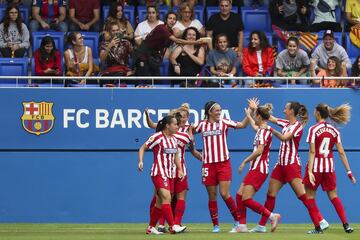 Las jugadoras del Atl¨¦tico de Madrid celebran el 0-1 de Amanda Sampedro al FC Barcelona.