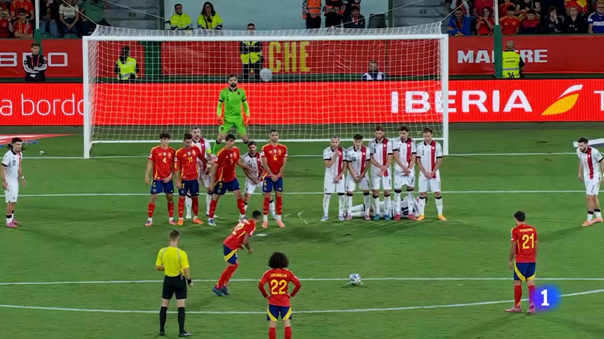 ¡Mamma mía, Oyarzabal! El obús que es una lección de cómo se tira una falta desde la frontal