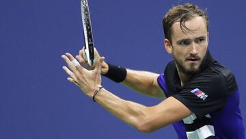 Daniil Medvedev golpea una bola durante su partido ante Dominic Thiem en las semifinales del US Open en el USTA Billie Jean King National Tennis Center de Nueva York.